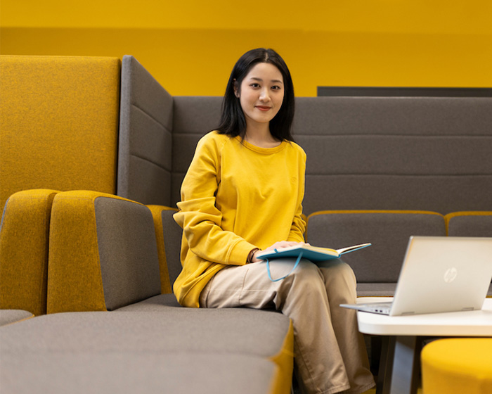 Student with laptop in Minverva